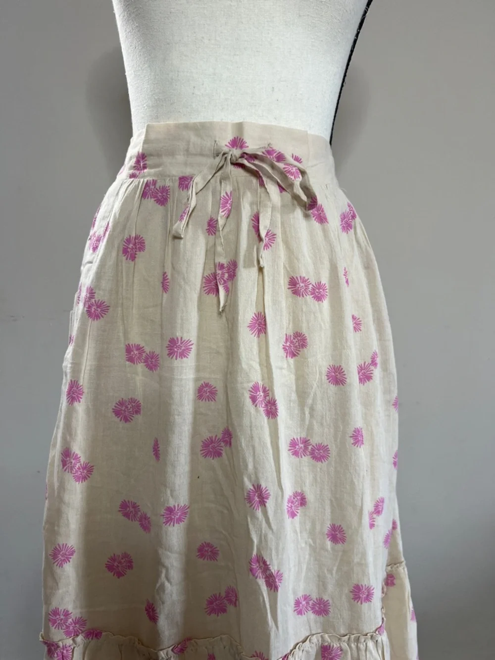 🧴🥯🎀👛Cream Midi Skirt with Pink Floral Print